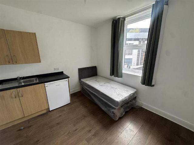 Station Rise, London Studio to rent £1,300 pcm £300 pw