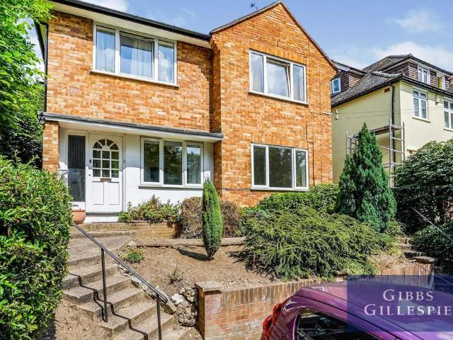 Station Road, Amersham, HP7 2 bed flat to rent £1,650 pcm £381 pw