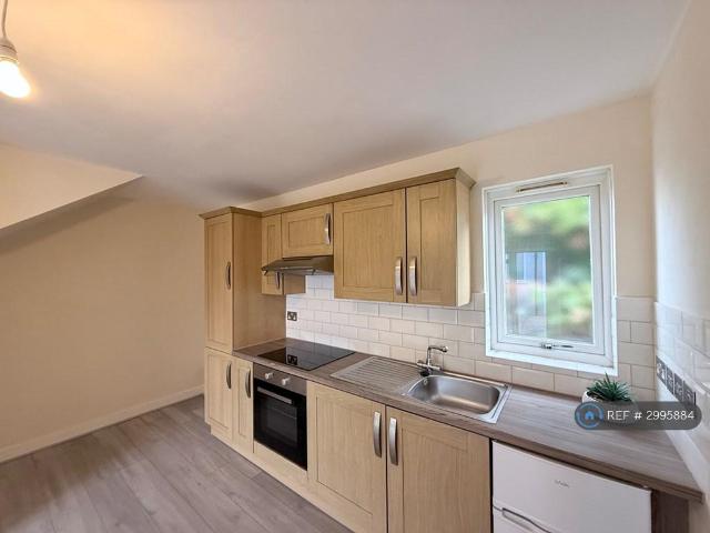 Station Road, Addlestone, KT15 1 bed flat to rent £1,175 pcm £271 pw