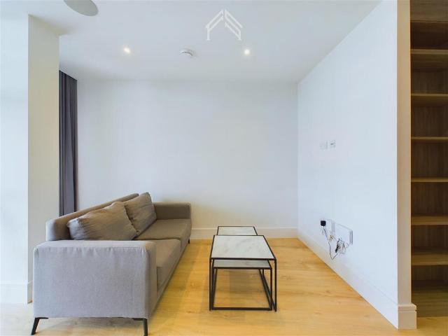 Station Road, Addlestone KT15 2UW Apartment to rent £1,050 pcm £242 pw