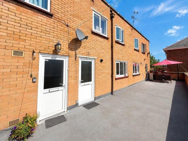 Station Road, Addlestone KT15 2 bed apartment to rent £1,450 pcm £335 pw