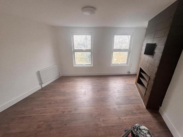 Station Road, Ashford TW15 2 bed terraced house to rent £2,000 pcm £462 pw