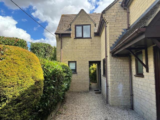 Station Road, Bourton On The Water. 2 bed flat to rent £1,250 pcm £288 pw