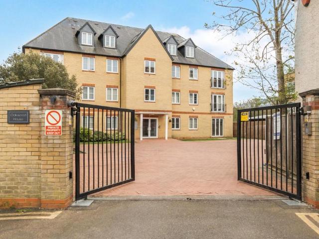 Station Road, Borehamwood WD6 3 bed flat to rent £2,250 pcm £519 pw