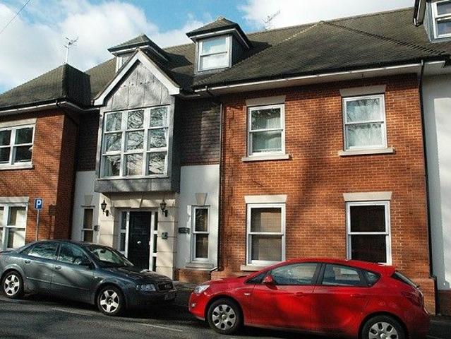 Station Road, Godalming GU7, 2 bed flat to rent, £1,450 pcm | PrimeLocation