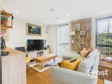 Station Road, Gerrards Cross. 1 bed apartment to rent £1,625 pcm £375 pw