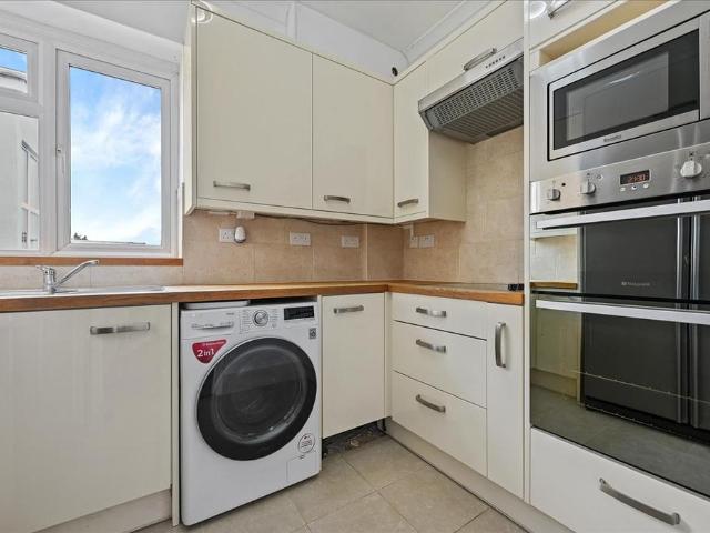 Station Road, Gerrards Cross. 2 bed apartment to rent £1,495 pcm £345 pw