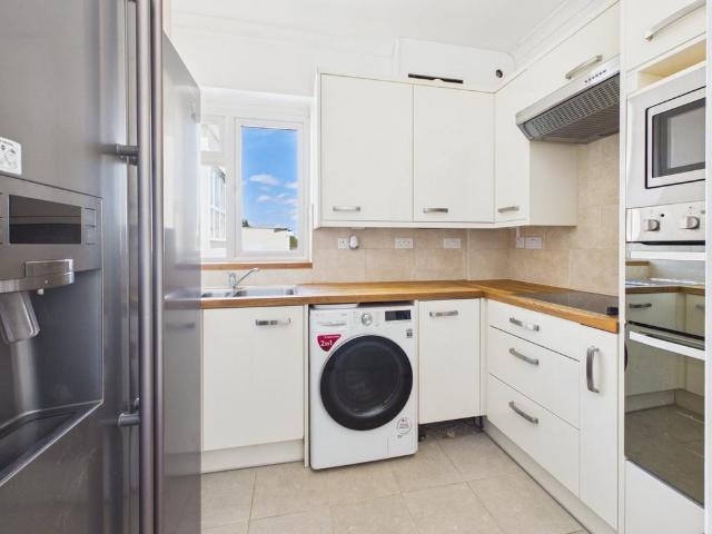 Station Road, Gerrards Cross. 2 bed apartment to rent £1,495 pcm £345 pw