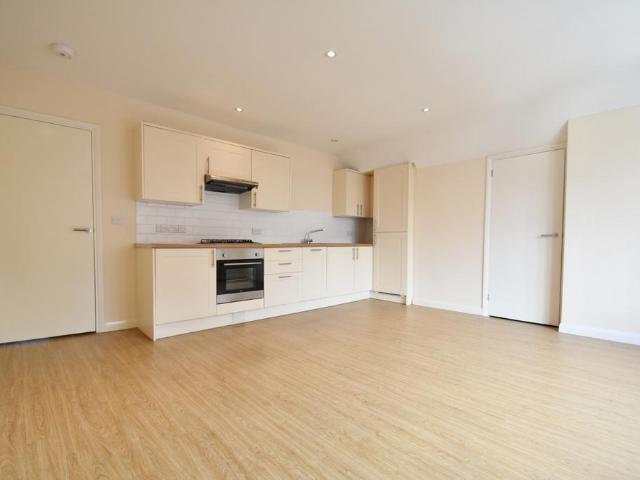 Station Road, Gerrards Cross. 2 bed apartment to rent £1,600 pcm £369 pw