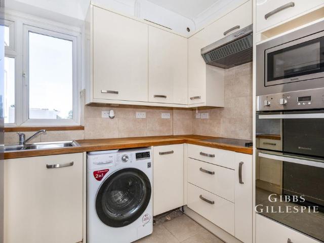 Station Road, Gerrards Cross. 2 bed flat to rent £1,495 pcm £345 pw