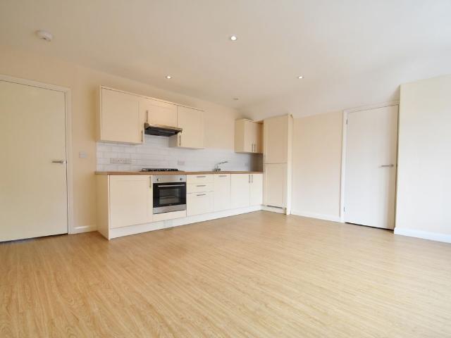 Station Road, Gerrards Cross, Buckinghamshire SL9, 2 bed flat to rent, £1,600 pcm | PrimeLocation