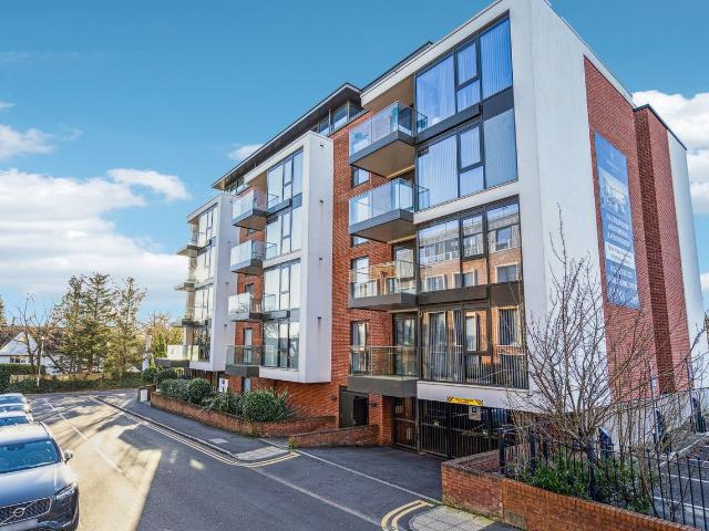 Station Road, Gerrards Cross, Buckinghamshire SL9, 2 bed flat to rent, £2,400 pcm | PrimeLocation