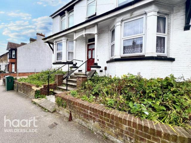 Station Road, Gillingham 2 bed flat to rent £1,200 pcm £277 pw