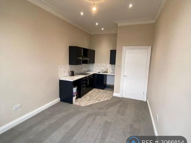 Station Road, Dumbarton, G82 1 bed flat to rent £650 pcm £150 pw