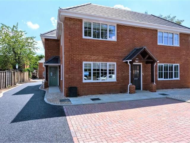 Station Road East, Ash Vale, Aldershot GU12, 1 bed flat to rent, £1,250 pcm | PrimeLocation