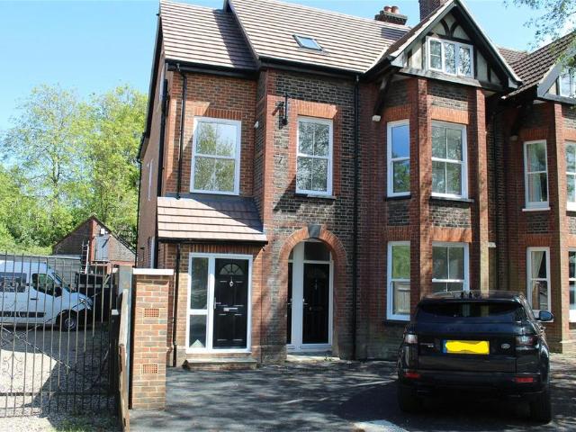 Station Road, Edenbridge, Kent, TN8 2 bed apartment to rent £1,450 pcm £335 pw