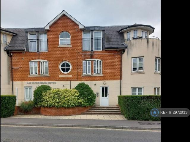 Station Road, Egham, TW20 2 bed flat to rent £1,800 pcm £415 pw