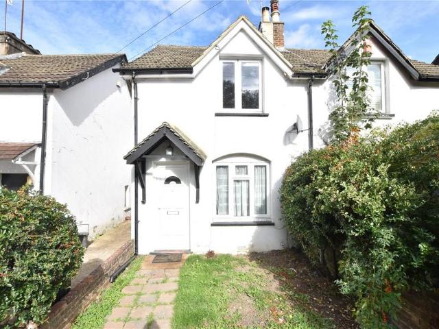 Station Road, Kenley, CR8 2 bed semi detached house to rent £1,750 pcm £404 pw