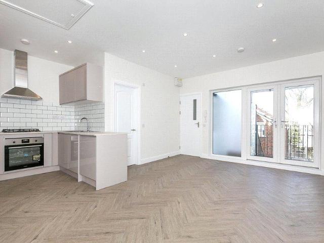 Station Road, HORLEY, Surrey, RH6 2 bed apartment to rent £1,600 pcm £369 pw