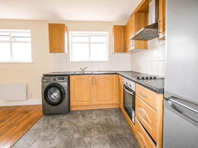 Station Road, Hayes, Middlesex 3 bed flat to rent £1,900 pcm £438 pw