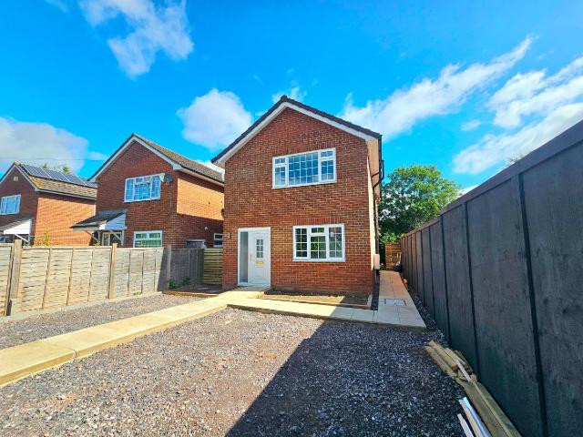 Station Road, Hailsham BN27, 2 bed flat to rent, £1,100 pcm | PrimeLocation