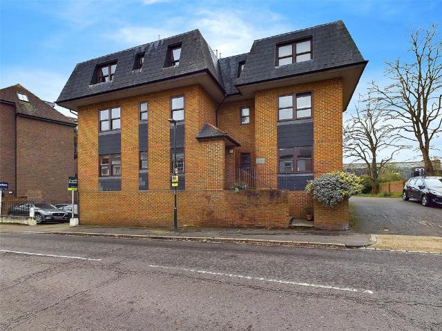 Station Road, Hampton 2 bed apartment to rent £1,800 pcm £415 pw
