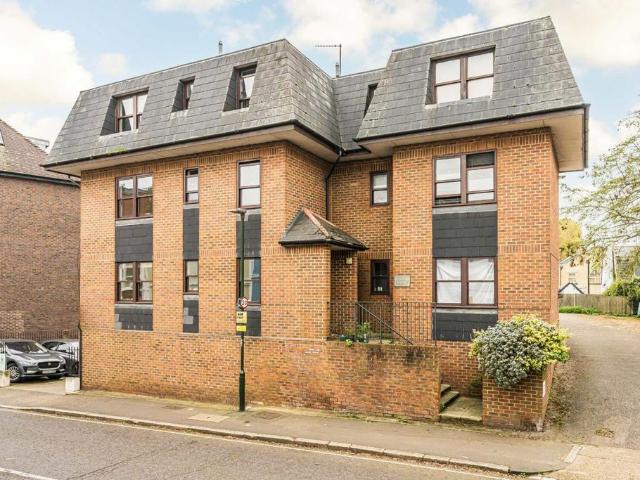 Station Road, Hampton TW12 2 bed flat to rent £1,750 pcm £404 pw