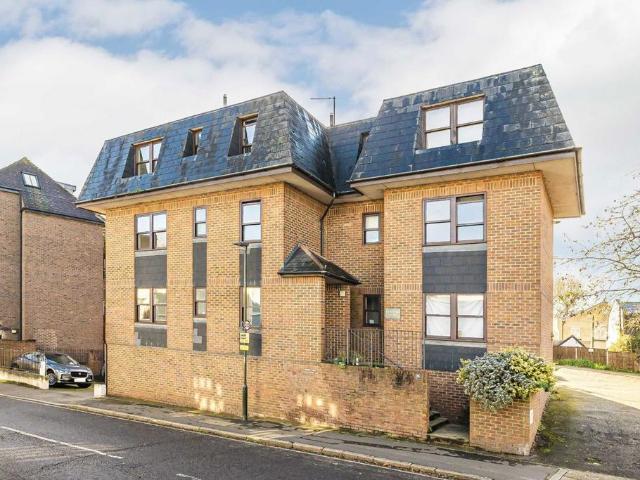 Station Road, Hampton TW12 2 bed flat to rent £1,750 pcm £404 pw