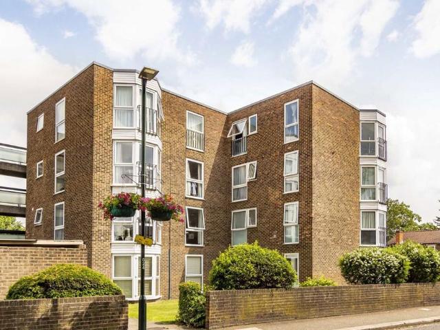 Station Road, Hampton TW12 2 bed flat to rent £1,895 pcm £437 pw