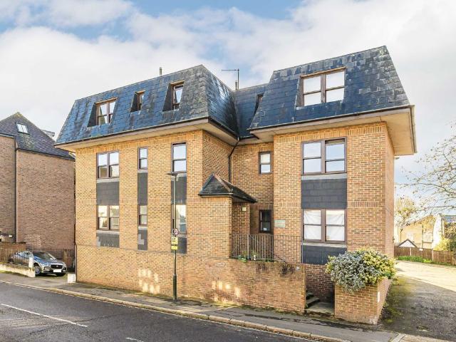 Station Road, Hampton TW12, 2 bed flat to rent, £1,800 pcm | PrimeLocation