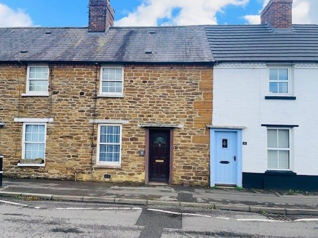 Station Road, Long Buckby. 2 bed character property to rent £995 pcm £230 pw