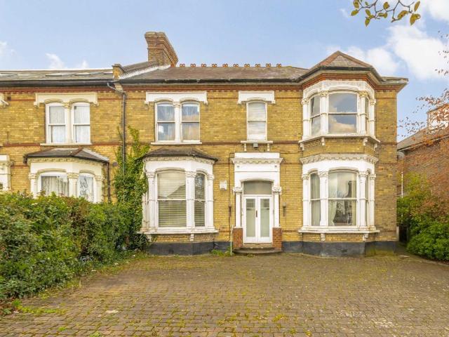 Station Road, London NW4, 4 bed flat to rent, £2,950 pcm | PrimeLocation