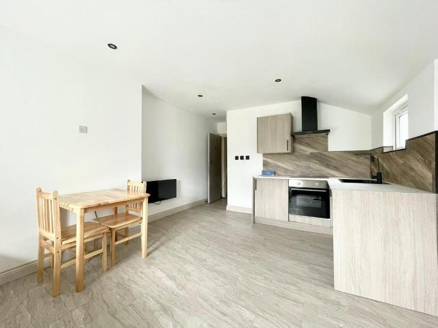 Station Road, London NW4 House to rent £1,399 pcm £323 pw
