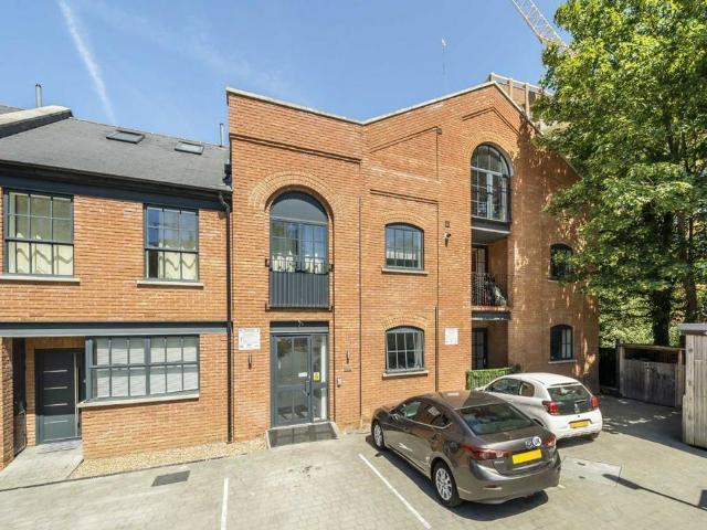Station Road, London SW19 2 bed flat to rent £2,500 pcm £577 pw
