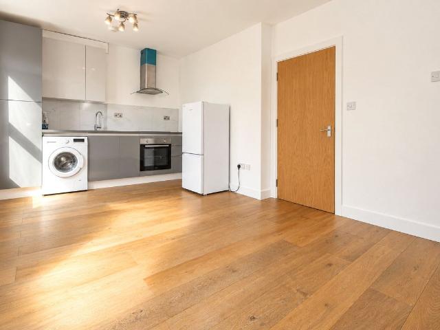 Station Road, London SE25, 2 bed flat to rent, £1,500 pcm | PrimeLocation