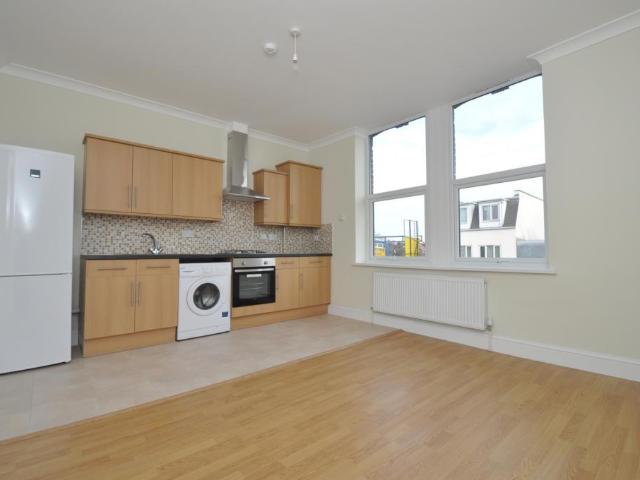 Station Road, London 3 bed flat to rent £2,500 pcm £577 pw