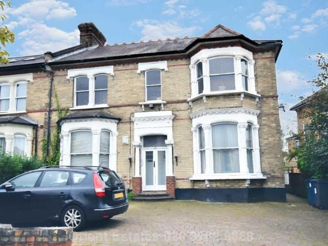 Station Road, London 4 bed flat to rent £3,000 pcm £692 pw