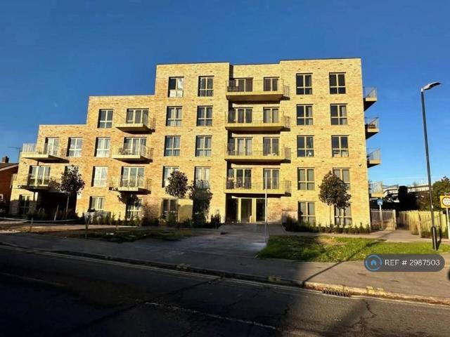 Station Road, Langley, Slough, SL3 2 bed flat to rent £1,850 pcm £427 pw