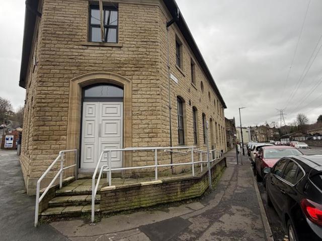 Station Road, Sowerby Bridge HX6 Studio to rent £550 pcm £127 pw