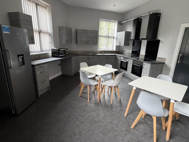 Station Road, Sowerby Bridge HX6 Studio to rent £595 pcm £137 pw