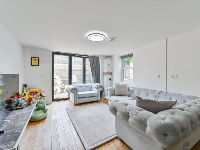 Station Road, Sidcup DA15, 2 bed flat to rent, £1,800 pcm | PrimeLocation
