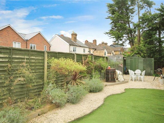 Station Road, Surrey KT15 1 bed apartment to rent £1,450 pcm £335 pw
