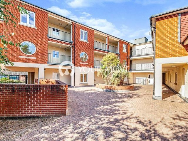 Station Road, Surrey TW20 2 bed flat to rent £1,700 pcm £392 pw