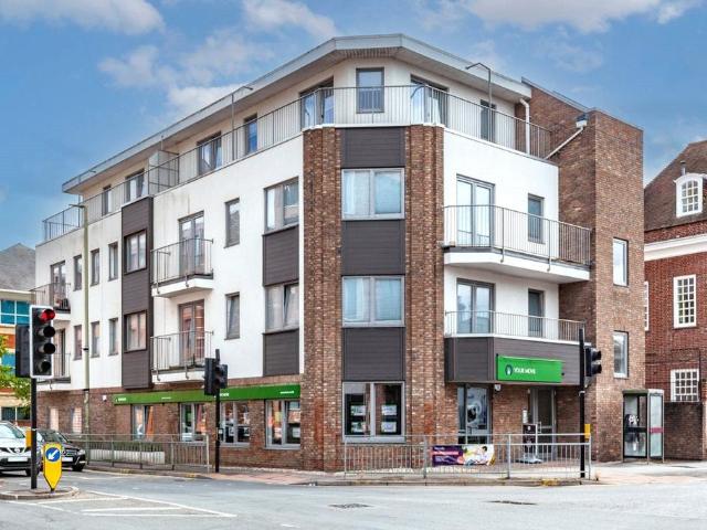 Station Road, Surrey TW20 2 bed flat to rent £1,975 pcm £456 pw