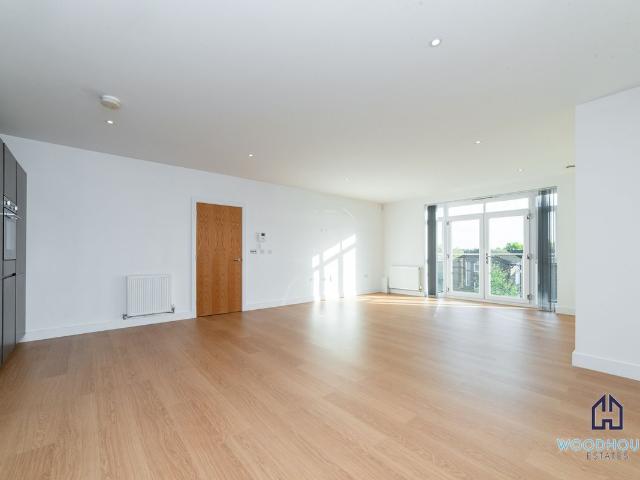Station Road, Potters Bar EN6, 2 bed flat to rent, £2,150 pcm | PrimeLocation