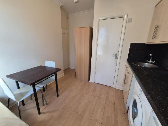Station Road Room 4, Winchmore Hill, London N21, Studio to rent, £900 pcm | PrimeLocation