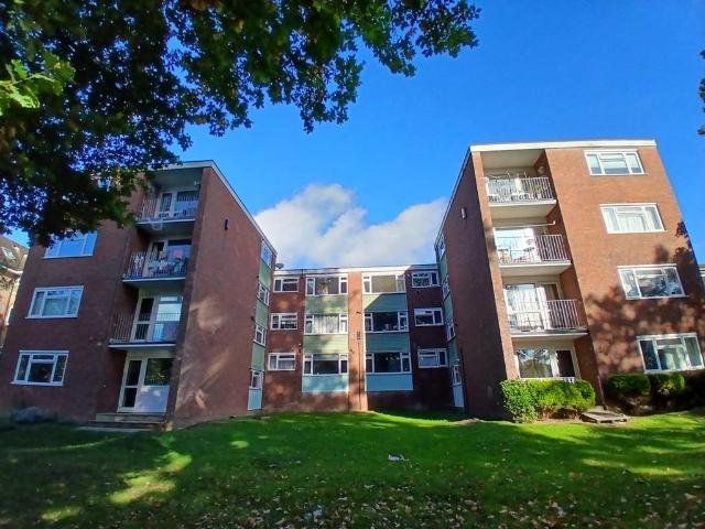 Station Road, Redhill 2 bed apartment to rent £1,500 pcm £346 pw