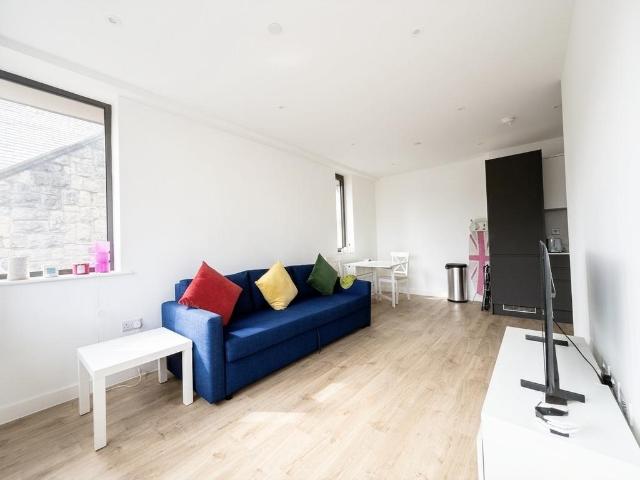 Station Road, REDHILL 2 bed apartment to rent £1,600 pcm £369 pw