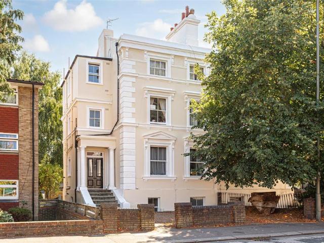 Station Road, Redhill 2 bed maisonette to rent £1,450 pcm £335 pw
