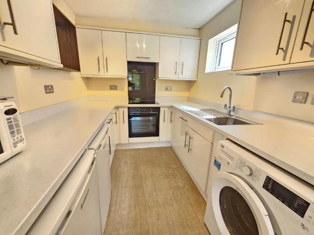 Station Road, Redhill RH1 2 bed flat to rent £1,550 pcm £358 pw
